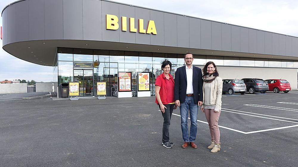 Petra Haindl, Jörg Höltl, Carina Riegelbauer (von links) vor der neuen Billa-Filiale