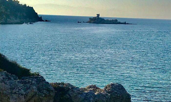 Die türkische Küste bei Bademli ist zerküftet und voller kleiner Felsbuchten