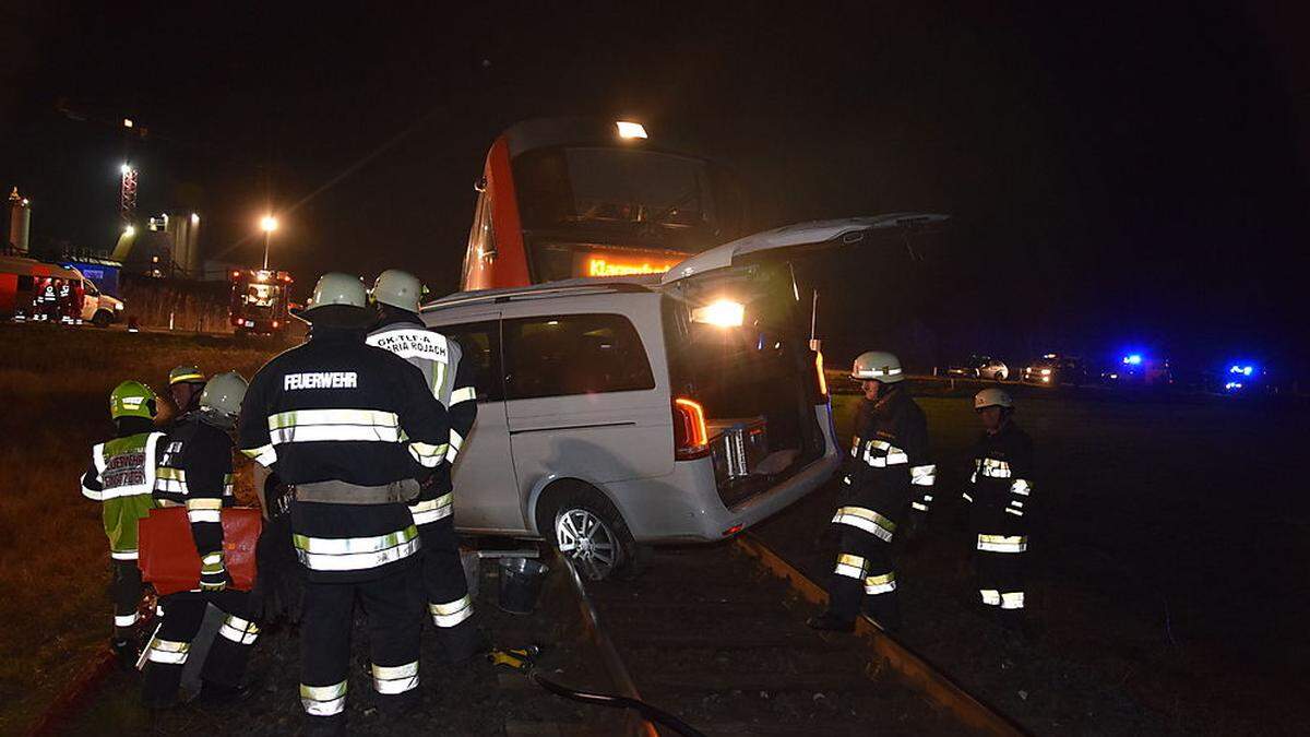 Das Fahrzeug des Deutschen wurde bei dem Unfall mehrere Meter mitgeschleift