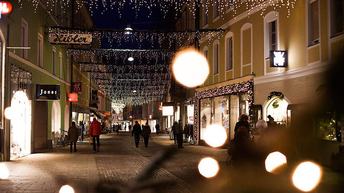 14.000 Euro jährlich kostet allein die Weihnachts-beleuchtung in der Oberen Altstadt – ohne Stromkosten. 2017 soll auch dem Hauptplatz wieder ein Licht aufgehen