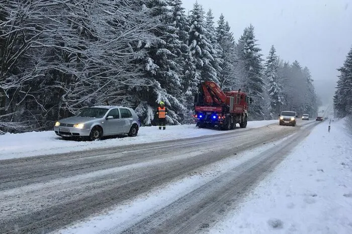 Fahrzeugbergung auf der B76 im Johngraben