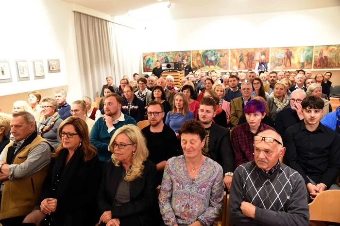 ...im Totentanzmuseum, das bis auf den letzten Platz gefüllt war