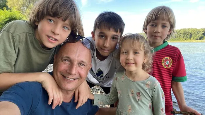Zwicker mit Iwan (10), seinem Sohn Leonhard (11), Daria (5) und Petro (7) 
