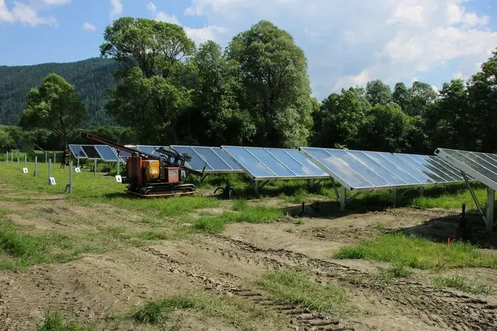 Zwischen den Kollektoren wird eine Blumenwiese angesät