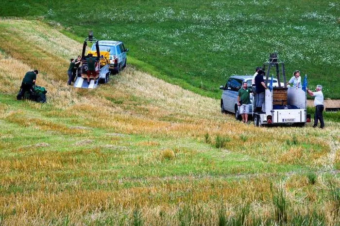 Die Teams verteilten sich am Startplatz für die Vorbereitungen.