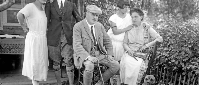 Familie Egger-Lienz, aufgenommen bei der Verwandtschaft in Lienz im Jahr 1925. Von links nach rechts: Lorli, Fred, Albin, Ila und Laura Egger-Lienz