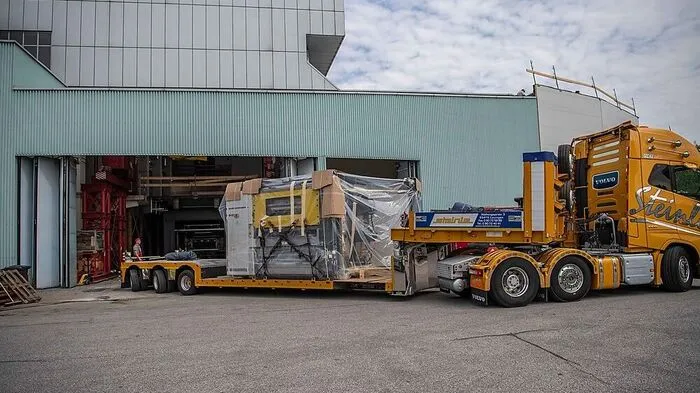 Direkt aus Augsburg brachte ein Sondertransport am Dienstag das erste Element der Druckmaschine nach Graz.