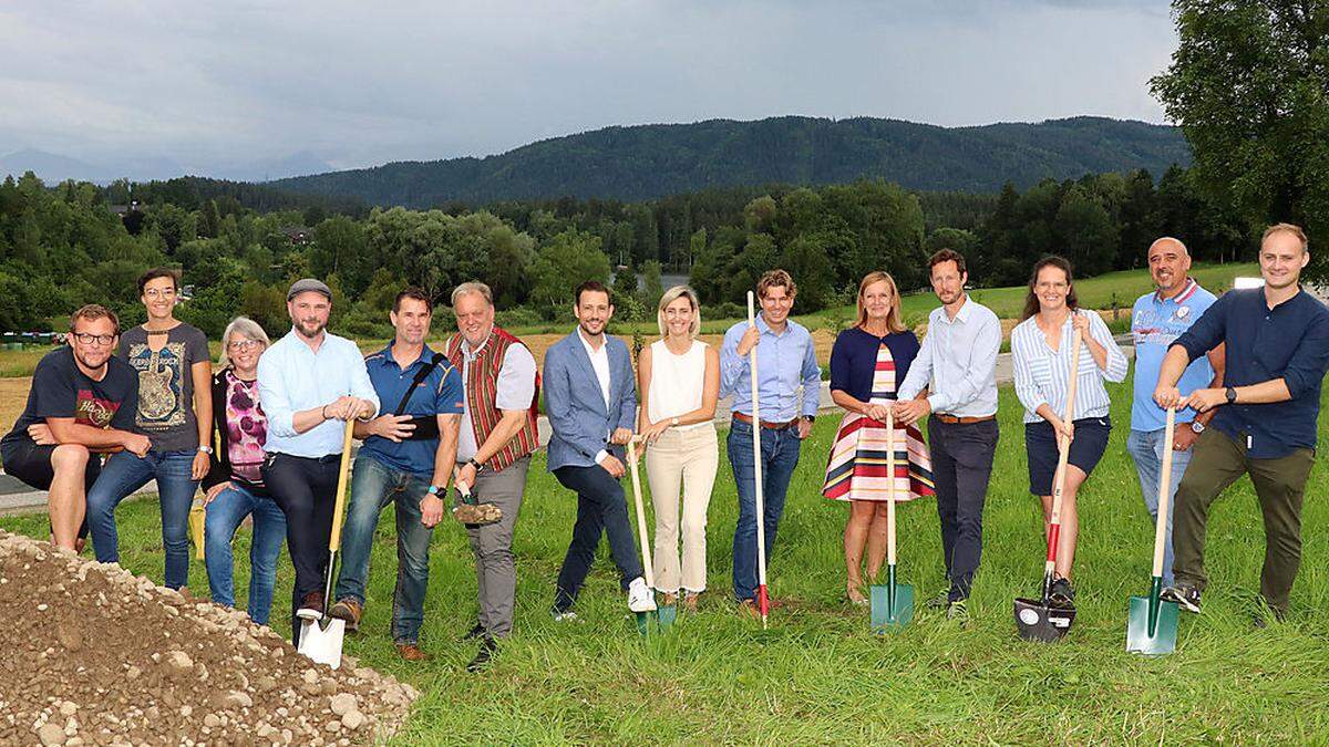 Die Beteiligten des Projektes – von Gemeinde bis Land Kärnten: Kurz vor dem Gewitter gab es den Spatenstich für den Slowtrail am Maltschacher See