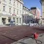 Rund um den Neuen Platz zieht sich ein rotes Asphaltband