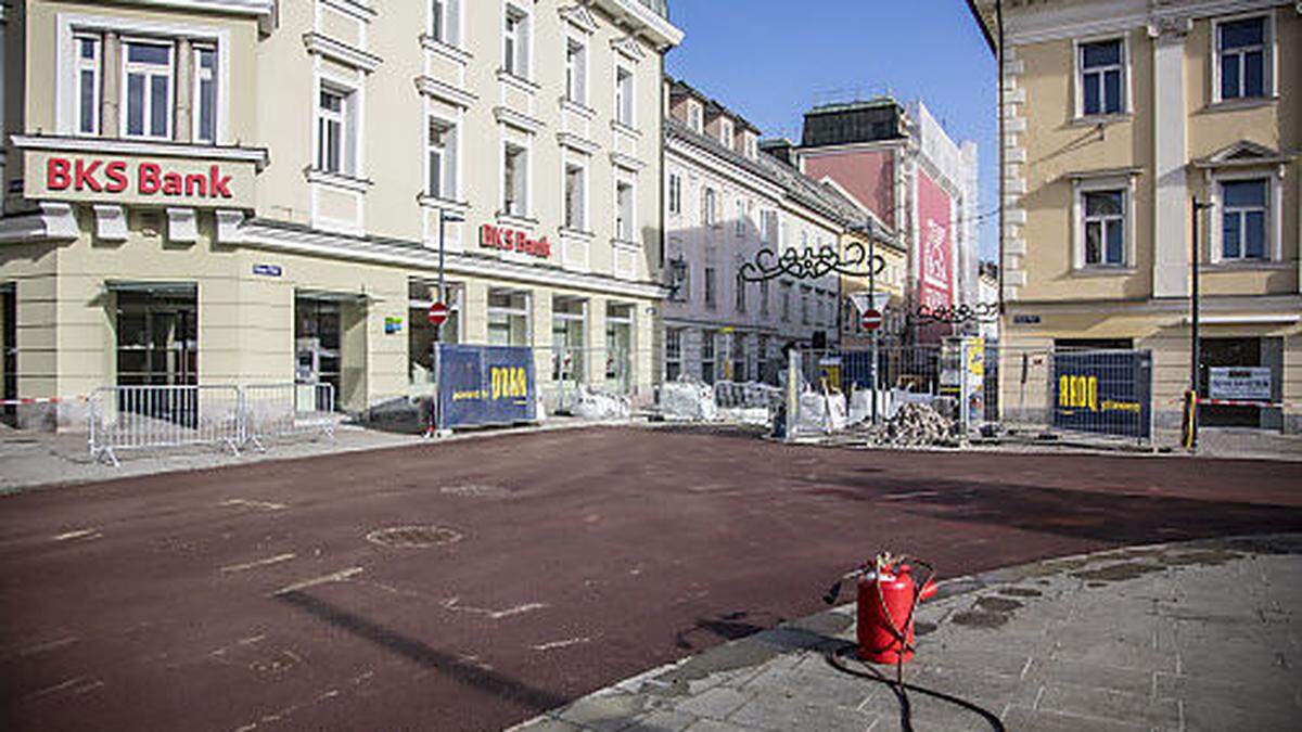 Rund um den Neuen Platz zieht sich ein rotes Asphaltband