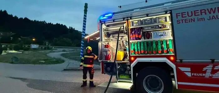 Ein Feuerwehrmann vor einem Feuerwehrauto