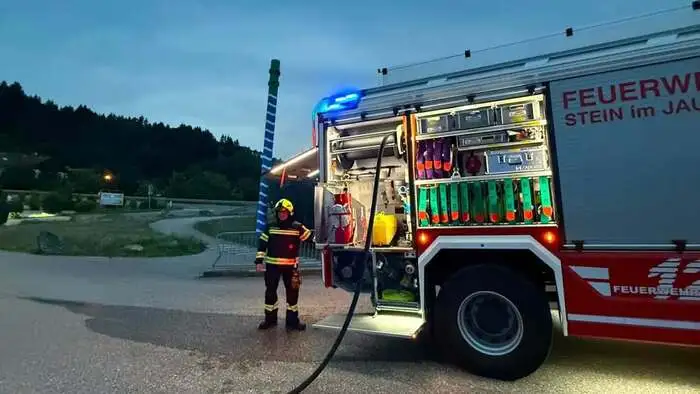Ein Feuerwehrmann vor einem Feuerwehrauto