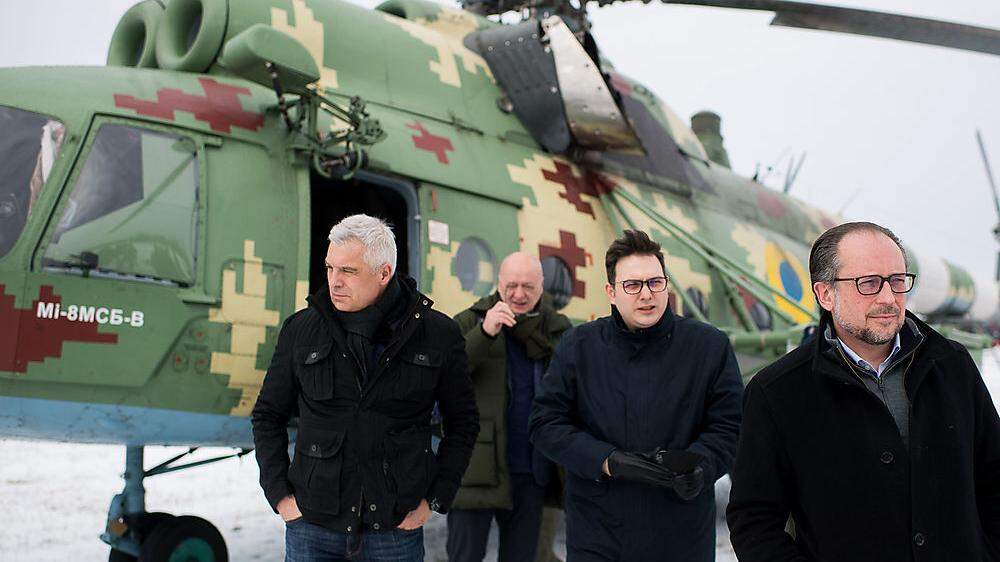 Außenminister Schallenberg beim gemeinsamen Besuch an der ukrainischen Front mit seinen tschechischen und slowakischen Amtskollegen 