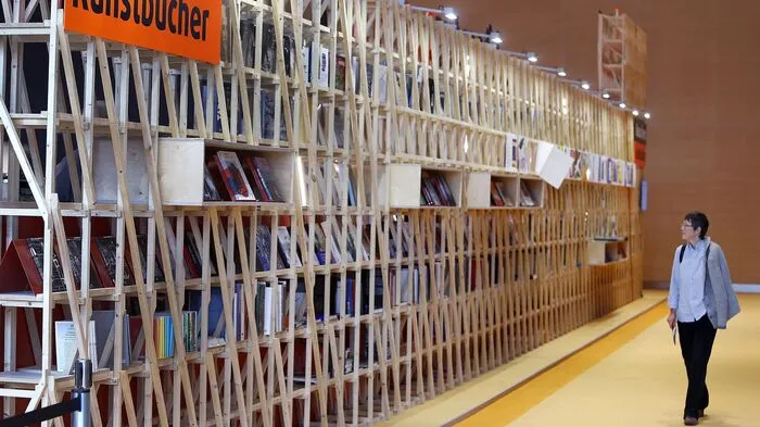 Zum 69. Mal öffnete die weltgrößte Bücherschau am Dienstag in Frankfurt ihre Pforten. Noch bis inklusive Sonntag werden rund 270.000 Besucher erwartet.