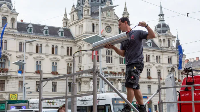 Die Weikhard-Uhr ist wieder da! Am Freitag wurde sie nach eineinhalb Monaten Abwesenheit wieder am Hauptplatz installiert.