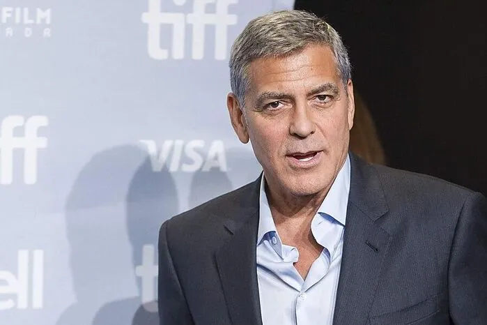 Clooney (56) sagte dem Online-Magazin "The Daily Beast": "Es ist unentschuldbar. Anders kann man es nicht ausdrücken". Er kenne Weinstein seit 20 Jahren, sei aber nie selbst Zeuge von anstößigem Verhalten des Produzenten geworden. Gerüchte, wonach "bestimmte Schauspielerinnen mit Harvey (Weinstein) geschlafen haben, um eine Rolle zu bekommen", habe er seit den 90er-Jahren gehört. Dies habe auf ihn aber wie der Versuch gewirkt, Kolleginnen zu erniedrigen, "indem man ihnen abspricht, sie hätten die Rollen wegen ihres Könnens bekommen".