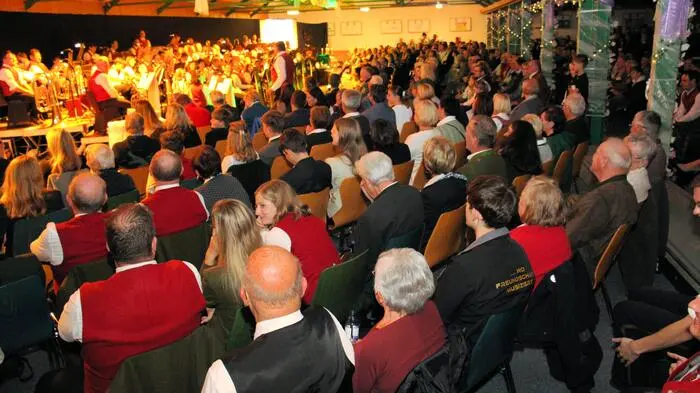 60 Musiker feierten auf der Bühne in der restlos ausverkauften ESV-Halle das 60-jährige Jubiläum der Ortsmusikkapelle St. Johann ob Hohenburg mit einem fulminanten Konzert.
