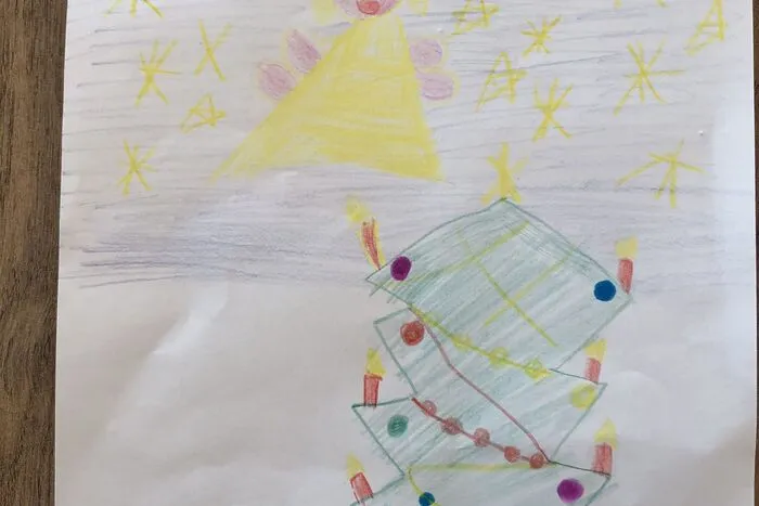 Das zweite Türchen hat die sechsjährige Viktoria gestaltet: Auf ihrem Bild ist das Christkind zu sehen, das gerade über den mit bunten Kugeln und Ketten geschmückten Christbaum fliegt. Die Sterne am Himmel und die Christbaumkerzen leuchten hell. Unter den Tannenzweigen warten schon einige große Geschenke auf Viktoria und ihre Familie. 