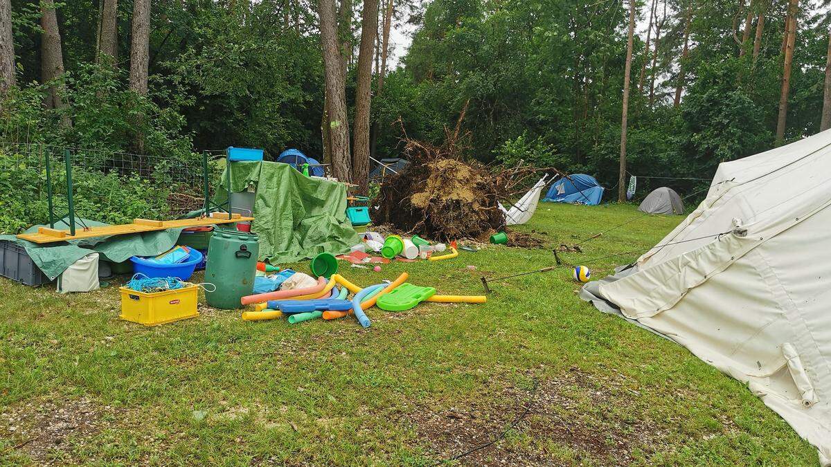 Auf dem Campingplatz am Gösselsdorfer See in Kärnten fielen mehrere Bäume um und verletzten Menschen