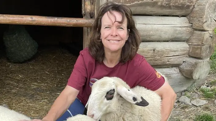Sonja Gollenz, Zoologin am Wilden Berg Mautern, mit den Brillenschafen Max und Moritz