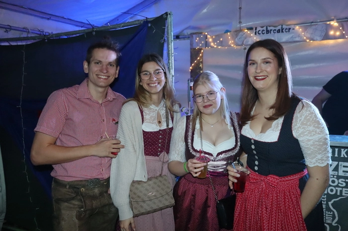 An den verschiedenen Mottotheken fühlten sich viele Ballbesucher wohl und probierten die verschiedenen Kreationen.