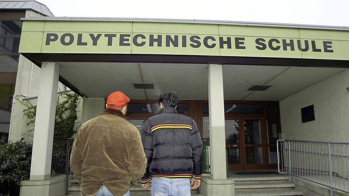 Jugendliche dürfen wieder in Schule (Symbolfoto)