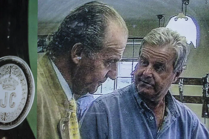 Hans Obiltschnig (rechts) mit dem spanischen König Juan Carlos in der Gravur-Werkstatt in Ferlach. Für ihn gestaltete er eine Jagdwaffe.