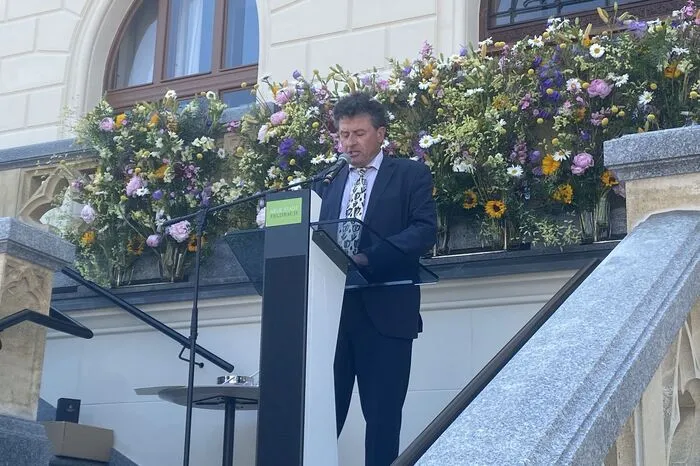 Stadtsamtdirektor Michael Mehsner erläuterte die historische Geschichte der Stadt Feldbach.