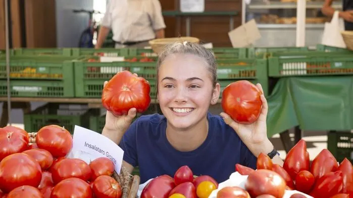 Bild zeigt Frau inmitten von Tomaten