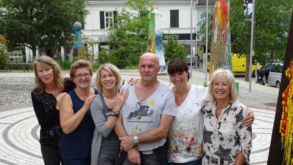 Melitta Winkler, Christa  Stübinger, Ernestine Haidenkummer, Raimund Seidl, Verena Bachner, Annemarie Jöbstl (von links) vor einigen der Obelisken 