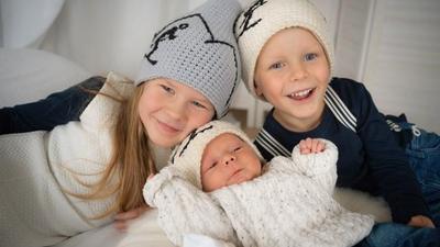 Simon ist der dritte im Bunde | Livia und Jonas freuen sich sehr über Simon, ihren kleinen Bruder und Spielkameraden. Der Sohn von Anja und Lucas Royer aus der Ramsau wog bei seiner Geburt am 15. November genau 4000 Gramm.