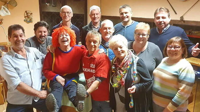 Organisator Peter Raffler (vorne Mitte) mit einigen seiner „närrischen“ Mitstreiter.
