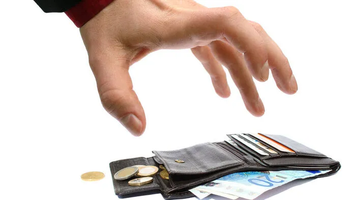 Diebin stahl Geld und Schmuck