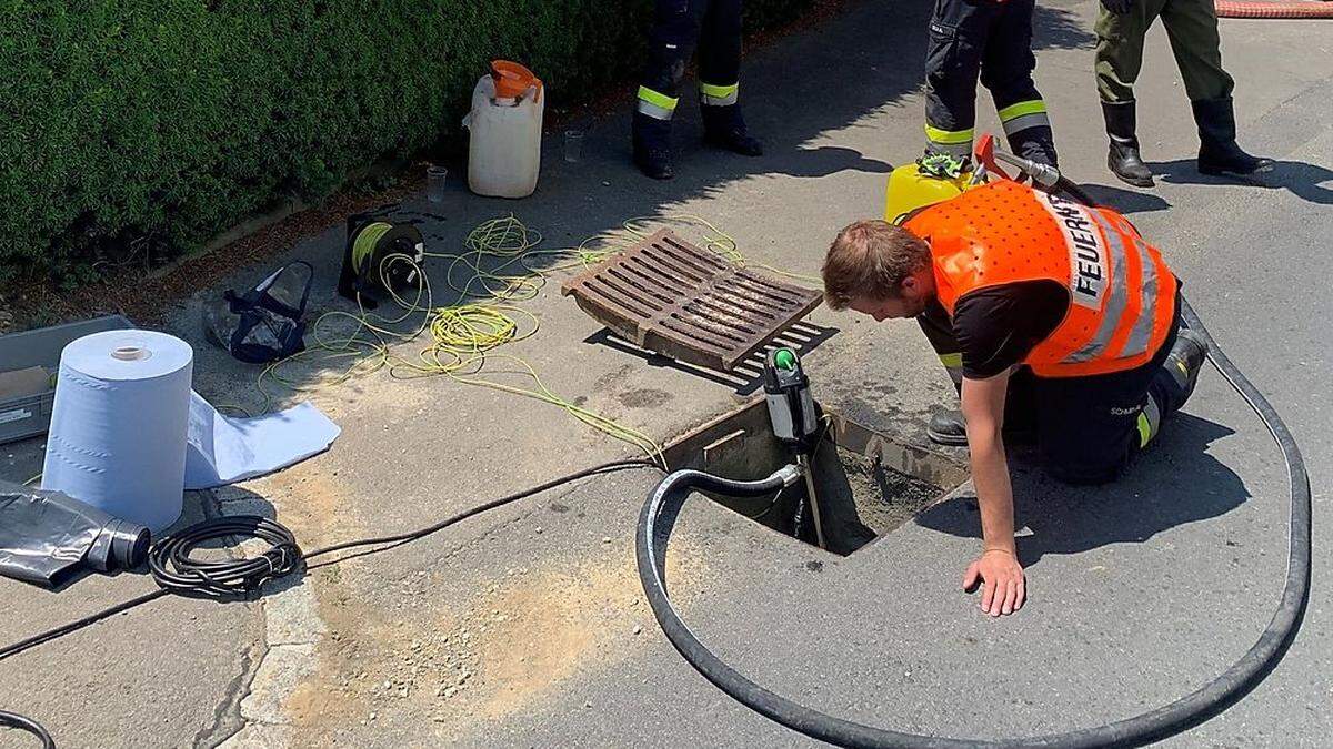 Die Feuerwehr baute eine Sperre ein, um weiteres Abfließen des Diesels zu verhindern