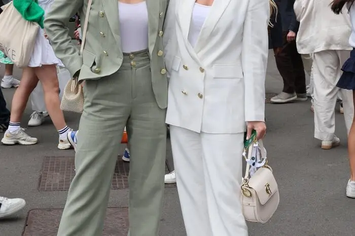 Auch royaler Besuch darf in Wimbledon nicht fehlen: Lady Amelia Spencer und Lady Eliza Spencer zeigen sich beim Tennis-Match im stylischen Doppel.