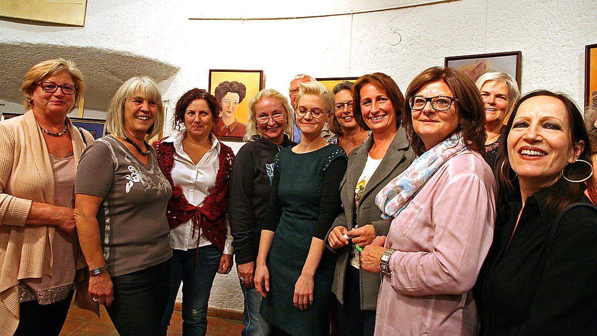 Kunstprofessorin Marion Elias (Vierte von links), Obfrau Herlinde Sander und Stadträtin Angelika Kuss-Bergner (Dritte und Vierte von rechts)