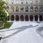 APA1404611-3 - 19102009 - WIEN - STERREICH: ZU APA-TEXT KI - Eine Ansicht der ersten Frau im Zentrum des Arkadenhofes der Universitt Wien, die einen "langen Schatten" wirft. Mit ihrer formal reduzierten Arbeit "Der Muse reichtÕs" thematisiert die sterreichische Knstlerin Iris Andraschek im Sinne der Auftraggeber Universitt Wien und Bundesimmobiliengesellschaft (BIG) die Gleichstellung von Mnnern und Frauen an der Universitt (undatiertes Archivbild). +++HONORARFREI NUR IN ZUSAMMENHANG MIT DER BERICHTERSTATTUNG BER DAS BIG ART PROJEKT "DER MUSE REICHT'S" AN DER UNIVERSITT WIEN.+++ APA-FOTO: HERTHA HURNAUS