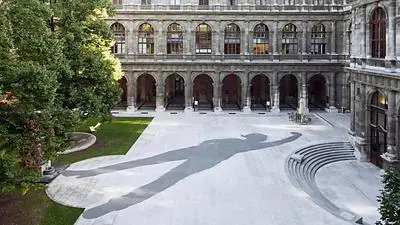 APA1404611-3 - 19102009 - WIEN - STERREICH: ZU APA-TEXT KI - Eine Ansicht der ersten Frau im Zentrum des Arkadenhofes der Universitt Wien, die einen "langen Schatten" wirft. Mit ihrer formal reduzierten Arbeit "Der Muse reichtÕs" thematisiert die sterreichische Knstlerin Iris Andraschek im Sinne der Auftraggeber Universitt Wien und Bundesimmobiliengesellschaft (BIG) die Gleichstellung von Mnnern und Frauen an der Universitt (undatiertes Archivbild). +++HONORARFREI NUR IN ZUSAMMENHANG MIT DER BERICHTERSTATTUNG BER DAS BIG ART PROJEKT "DER MUSE REICHT'S" AN DER UNIVERSITT WIEN.+++ APA-FOTO: HERTHA HURNAUS