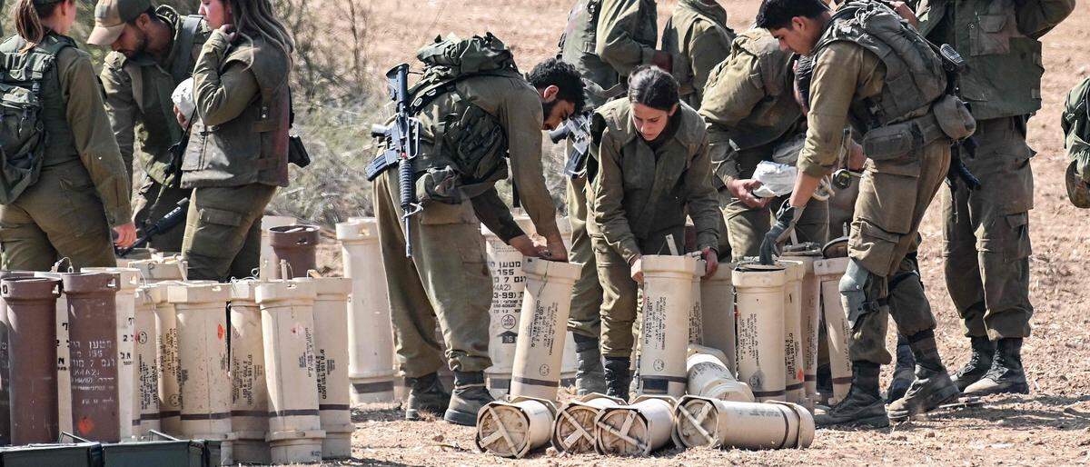 Israelische Soldaten bereiten Artilleriegeschütze vor. Alles deutet darauf hin, dass Israel eine groß angelegte Bodenoffensive startet.