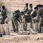 Israelische Soldaten bereiten Artilleriegeschütze vor. Alles deutet darauf hin, dass Israel eine groß angelegte Bodenoffensive startet.