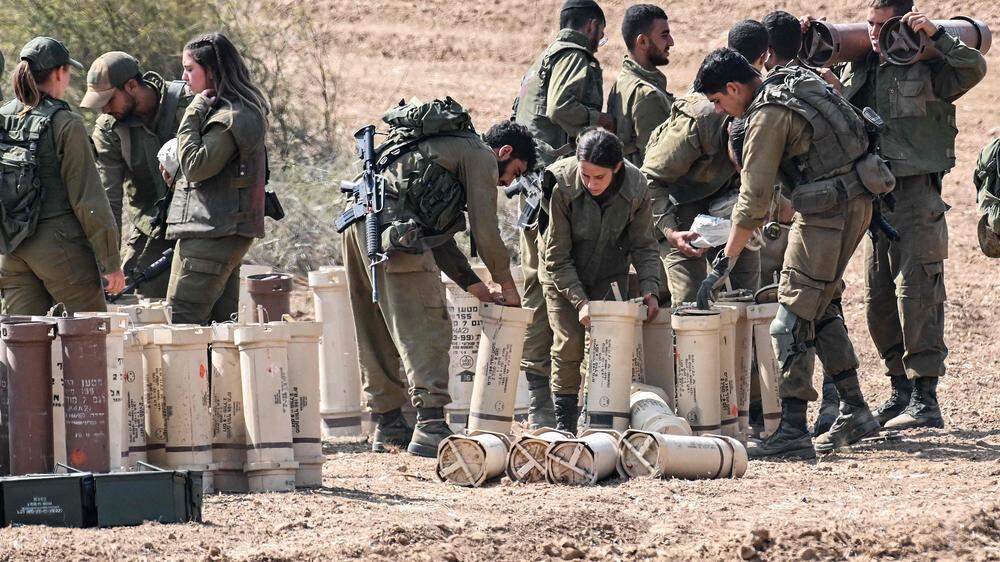 Israelische Soldaten bereiten Artilleriegeschütze vor. Alles deutet darauf hin, dass Israel eine groß angelegte Bodenoffensive startet.