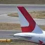 ABD0083_20190812 - SCHWECHAT - ÖSTERREICH: ++ THEMENBILD ++ Die Heckflosse eines Flugzeuges der Fluglinie "Lauda" (Laudamotion) am Montag, 12. August 2019, am Flughafen Wien-Schwechat. Der Betriebsrat der Ryanair-Tochter Lauda (Laudamotion) hält heute Betriebsversammlungen ab. - FOTO: APA/ROLAND SCHLAGER