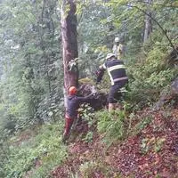 Das Gelände oberhalb des betroffenen Straßenabschnitts muss von mehreren Felsblöcken befreit werden