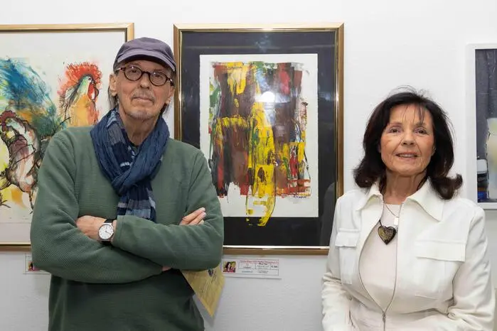 Die Ausstellung präsentiert Werke der Malerin Annelies Wagner sowie Fotografien von Anton Dirnberger.