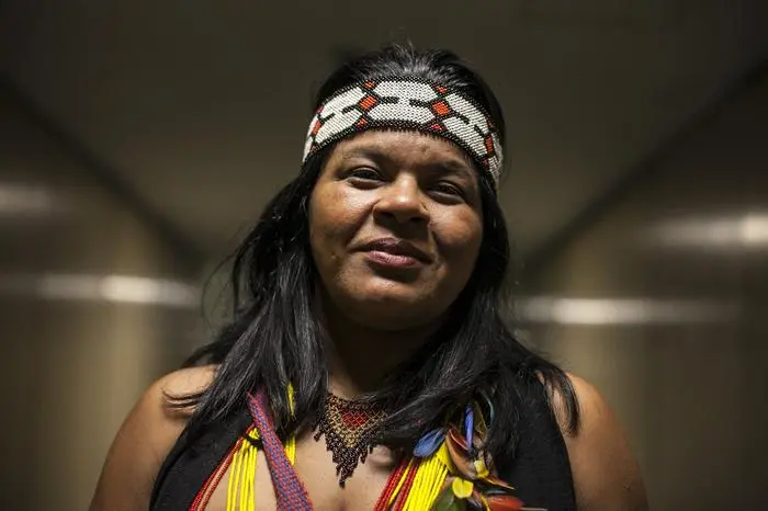 Sonia Guajajara kritisiert Bolsonaros Politik des Leugnens und Wegschauens