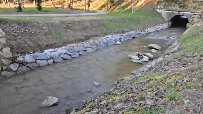 Wenn genug Wasser im Fluss ist, riecht es nicht nach Fäkalien
