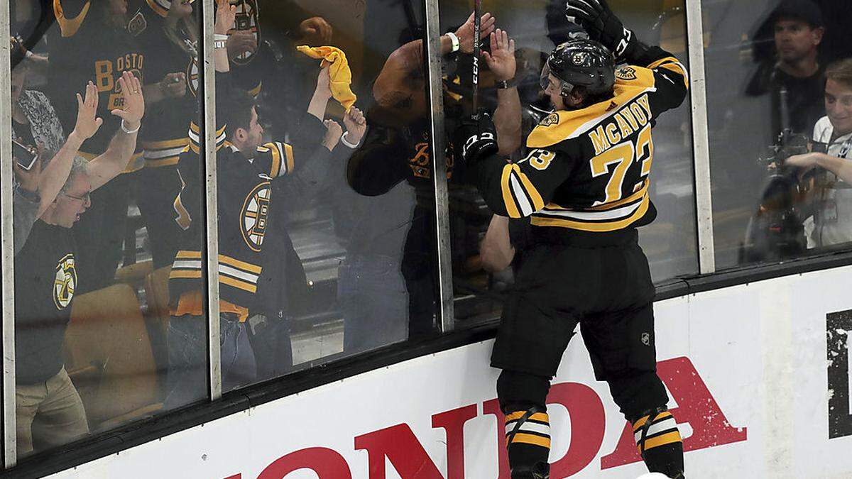 Bostons Charlie McAvoy jubelte mit den Fans