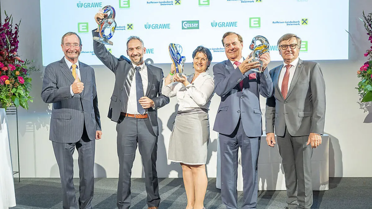 Laudator Christoph Leitl (li.) und Handelsobmann Gerhard Wohlmuth (re.) gratulieren den Preisträgern Markus Kainer (VPZ), Liane Berghofer (Berghofer-Mühle) und Rudi Roth  FISCHER 