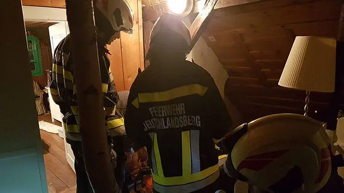 Die Einsatzkräfte kontrollierten, ob sich noch Glutnester im Gebäude befanden