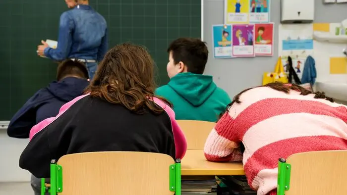 Schulklasse: Blick Richtung Tafel